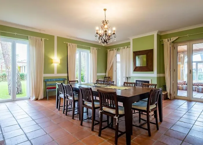 Luxurious Sprawling In Del Rey Villa