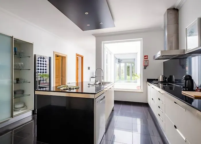 Luxurious Sprawling In Del Rey Villa *