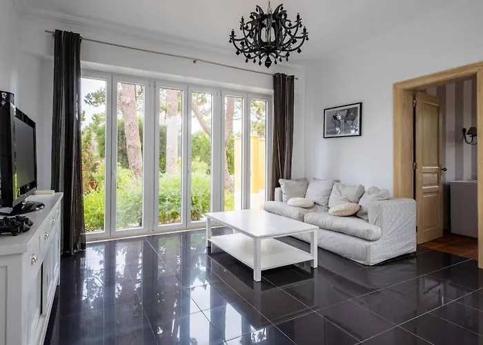 Luxurious Sprawling In Del Rey Villa *