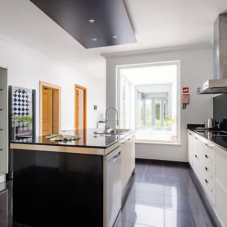 Luxurious Sprawling In Del Rey Villa *