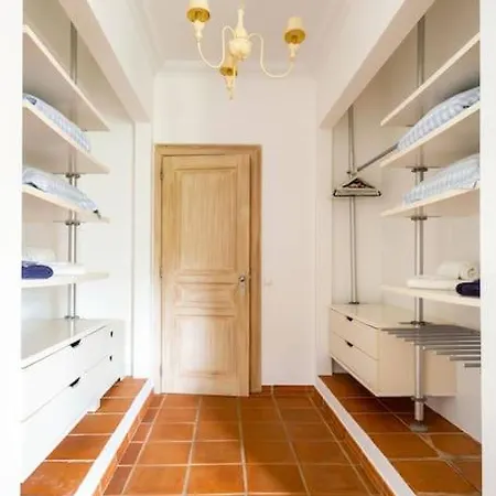 Luxurious Sprawling In Del Rey Villa *