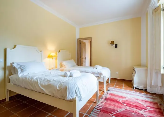 Luxurious Sprawling In Del Rey Villa *