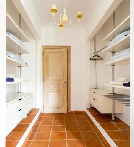 Luxurious Sprawling In Del Rey Villa *